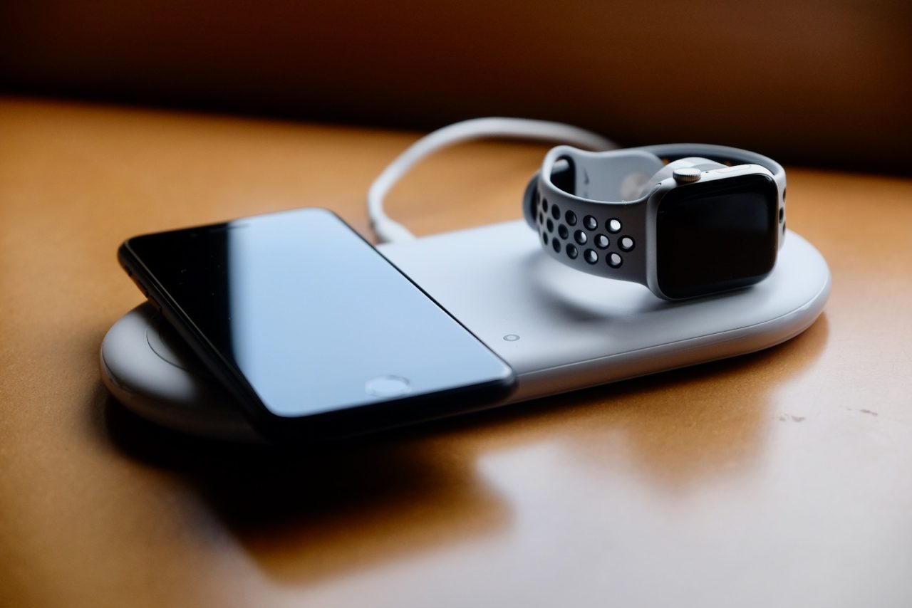 写真：Apple Watch と iPhone を置いた状態